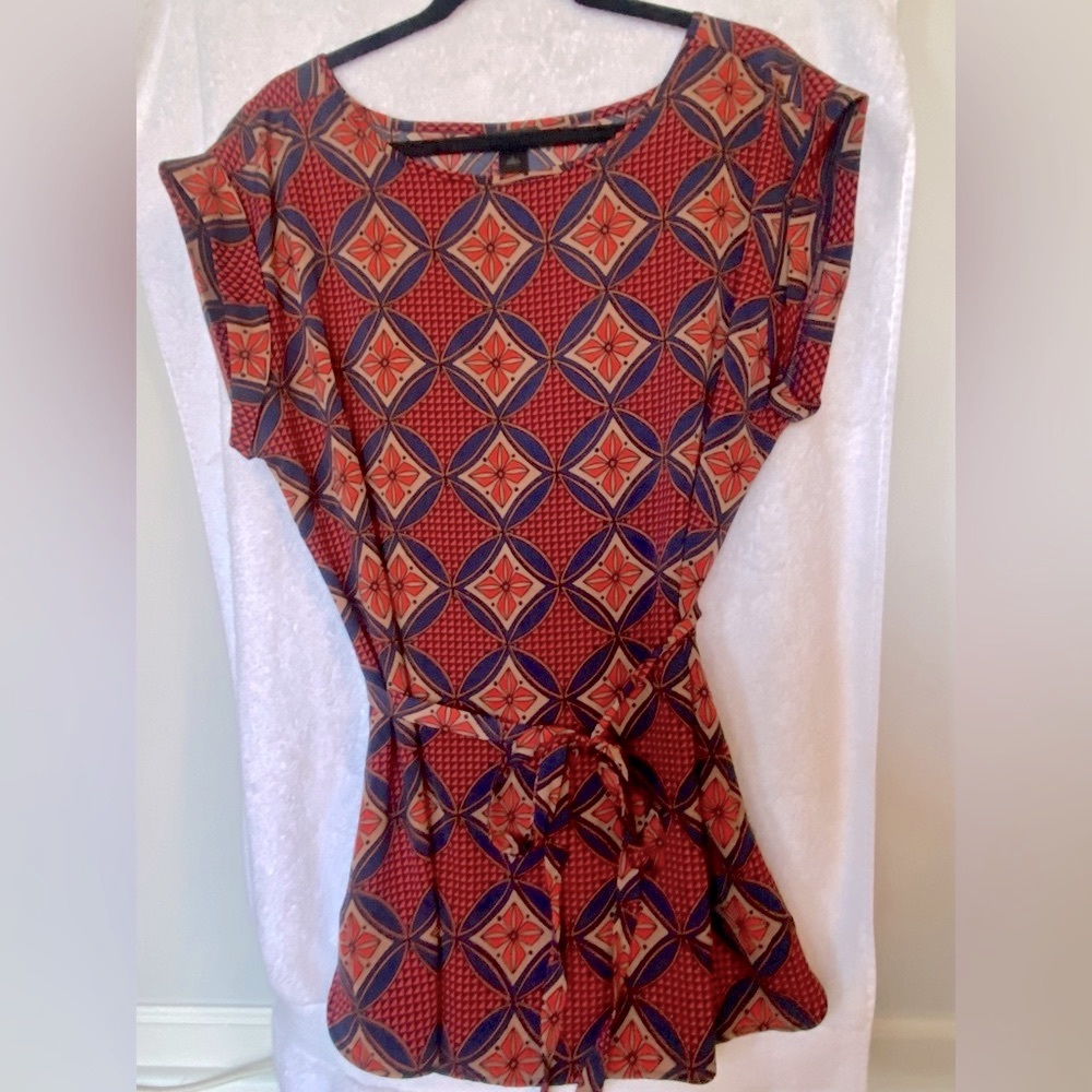 Ann Taylor Size Large Beautiful patterned tunic with attached belt